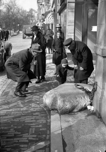 400128 Afbeelding van enkele personen bij de steen aan de ketting (De Gesloten Steen) bij het huis Oudegracht 364 te Utrecht.
